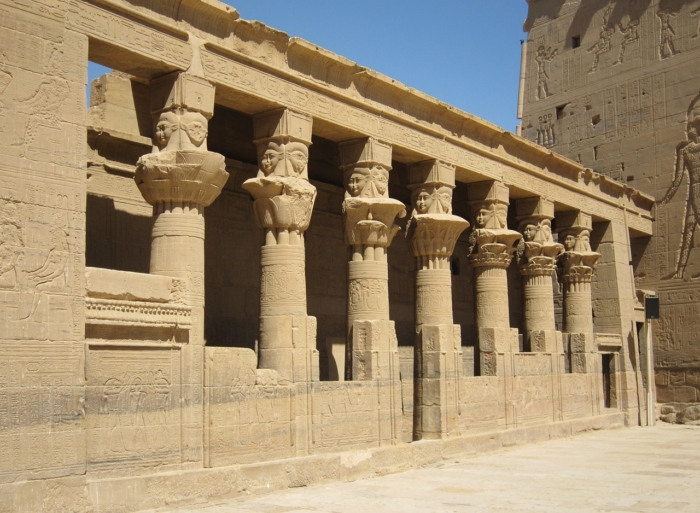 column capitals carved to look like palm trees - skeuomorphism in action